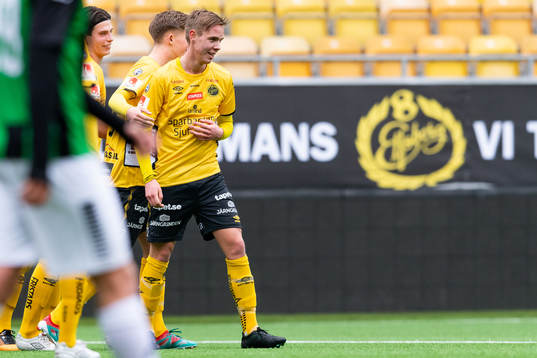 Elfsborgs Jacob Ejerblad klappas om av lagkamrater