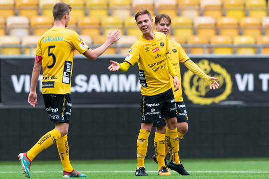 Elfsborgs Jacob Ejerblad klappas om av lagkamrater