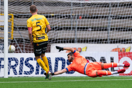 Elfsborgs Filip Schyberg gör 2-0 bakom GAIS målvakt