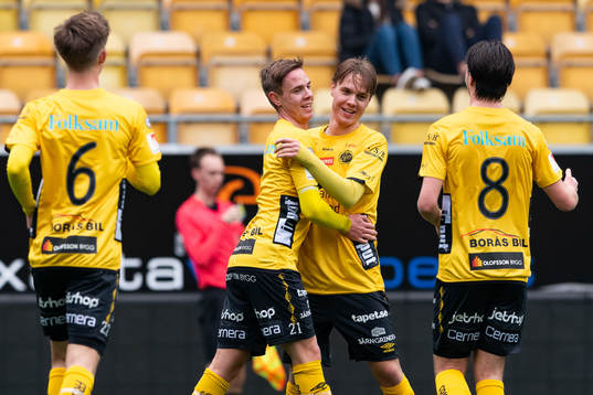 Elfsborgs Jacob Ejerblad klappas om av lagkamrater