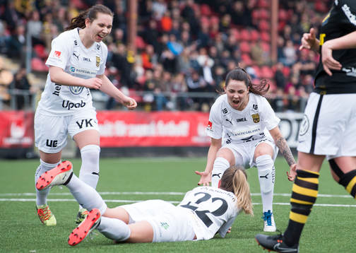 Umeås Wilma Öhman (liggandes) jublar