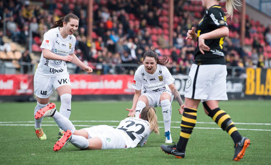 Umeås Wilma Öhman (liggandes) jublar