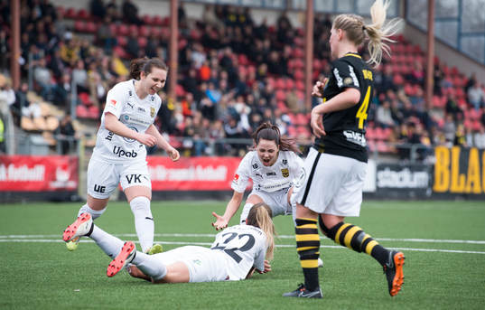 Umeås Wilma Öhman (liggandes) jublar