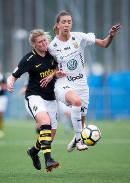 s Madeleine Rohr i en närkamp med Umeås Wilma Öhman