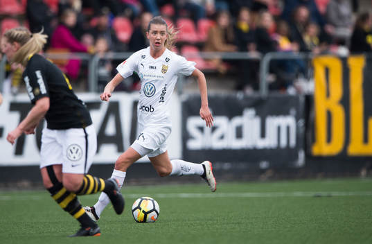 Umeås Wilma Öhman med bollen