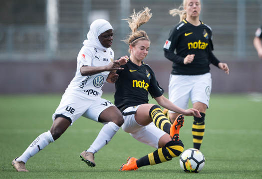 Umeås Zabibu Nduwimana i en närkamp med Lisa Moazzeni