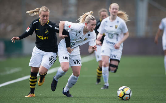 s Fanny Lång i en duell med Umeås Elin Nilsson