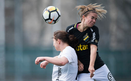 s Lisa Moazzeni i en duell med Umeås Annina Wede
