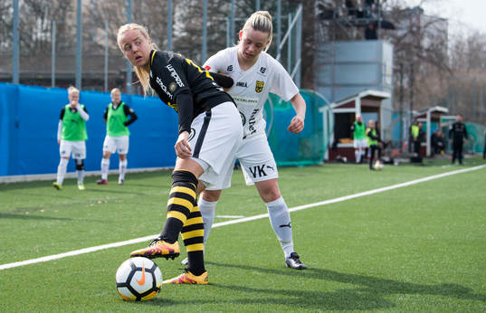 s Fanny Lång håller undan för Umeås Elin Nilsson