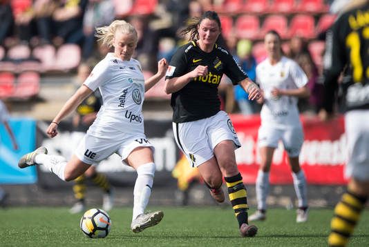 Umeås Wilma Carlsson med ett skott
