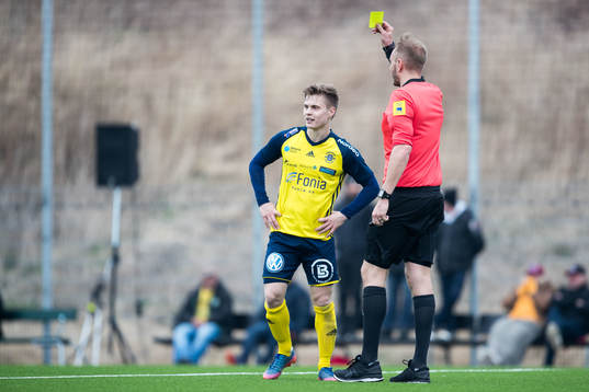 Ängelholms Elias Johansson får gult kort