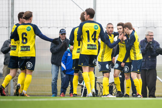 Ängelholms Edis Agelius jublar med lagkamrater