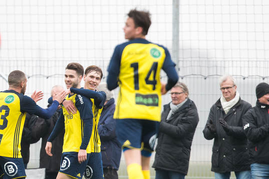 Ängelholms Edis Agelius jublar med lagkamrater
