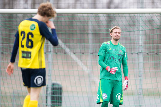 Ängelholms målvakt Linus Müller deppar