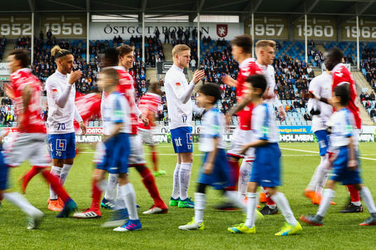 Norrköpings Alexander Jakobsen och Kalle Holmberg hälsar