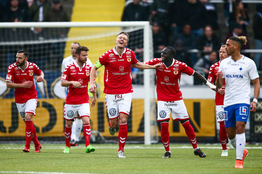 Kalmars Viktor Elm (mitten) jublar med lagkamrater
