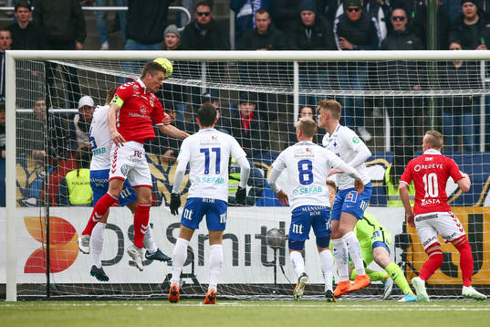 Kalmars Viktor Elm gör 0-1-målet på nick