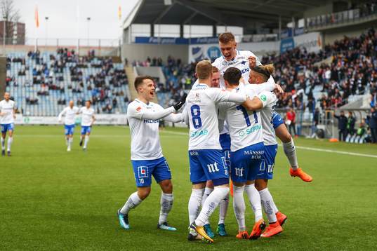 Norrköpings David Moberg Karlsson jublar med lagkamrater