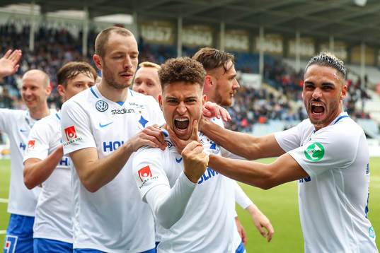 Norrköpings Jordan Larsson jublar med lagkamrater