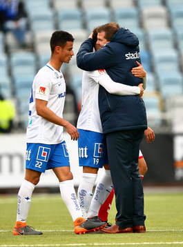 Norrköpings tränare Jens Gustafsson kramar Jordan Larsson