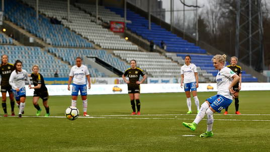 Norrköpings Emilia Larsson slår straff och gör mål 2-1