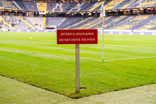 En skylt på planen före fotbollsmatchen i Allsvenskan