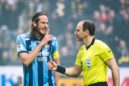 Djurgårdens Jonas Olsson diskuterar med domare Jonas