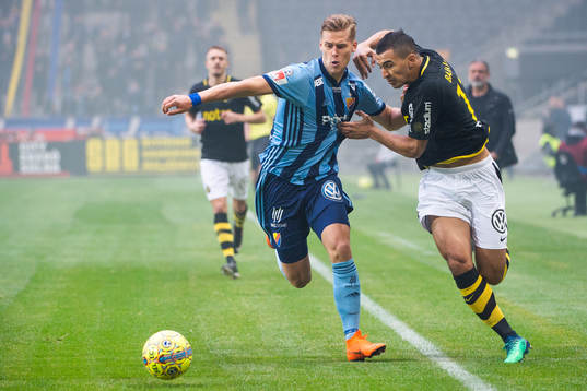 s Nabil Bahoui i kamp om bollen