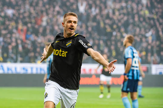 s Rasmus Lindkvist jublar