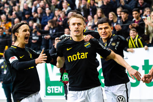 s Rasmus Lindkvist jublar