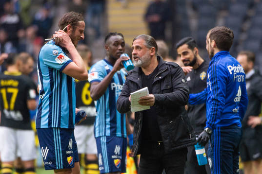 Djurgårdens tränare Özcan Melkemichel instruerar  Jonas