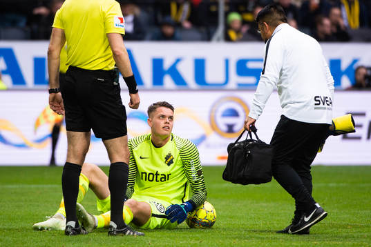 s Robin Jansson sitter ner  och väntar på vård