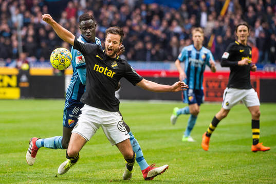 s Robert Lundström i kamp om bollen