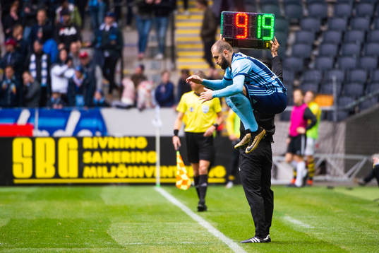 Djurgårdens Yura Movsisyan hoppar på sidlinjen