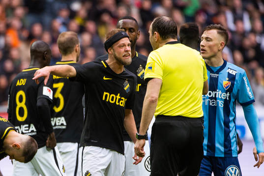 s Daniel Sundgren reagerar mot domaren Jonas Eriksson