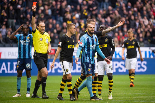 Djurgårdens Yura Movsisyan får rött kort av domare Jonas