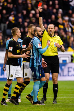 Djurgårdens Yura Movsisyan får rött kort