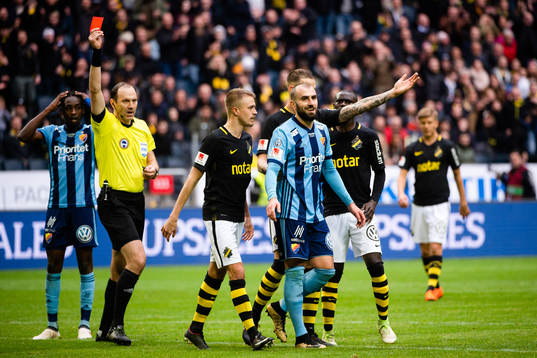 Djurgårdens Yura Movsisyan får rött kort