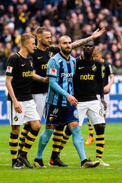 Djurgårdens Yura Movsisyan får rött kort