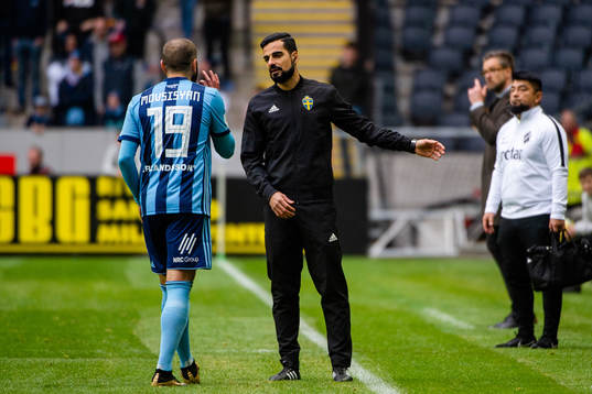 Fjärdedomaren Mohammed Al-Hakim och Djurgårdens Yura