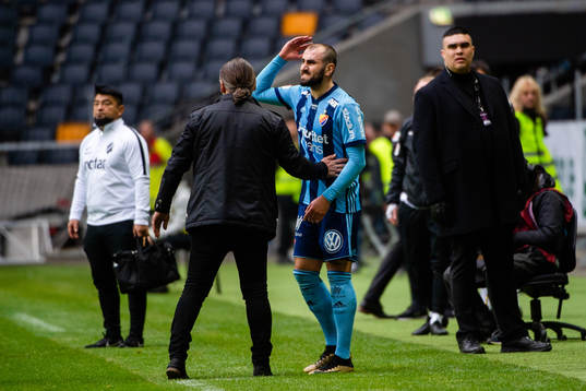 Djurgårdens Yura Movsisyan får rött kort och lämnar