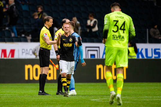 s Daniel Sundgren och målvakt Oscar Linnér jublar
