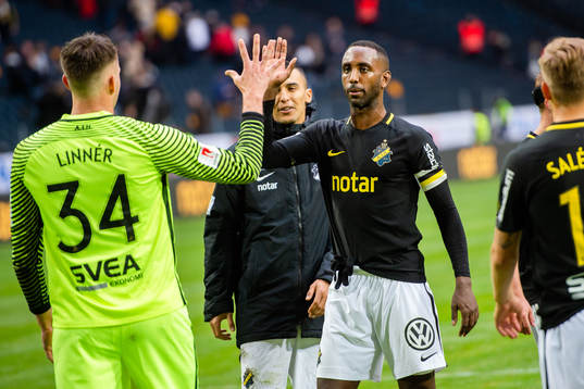 s målvakt Oscar Linnér och Henok Goitom jublar