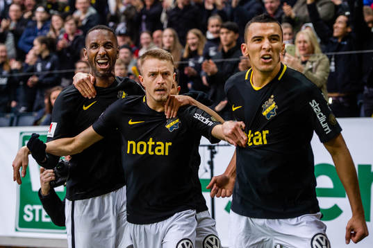 s Henok Goitom , Rasmus Lindkvist och Nabil Bahoui jublar