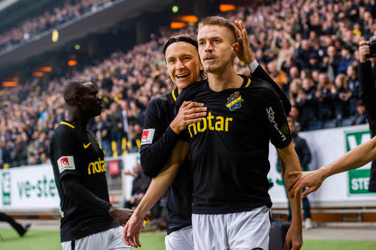 s Kristoffer Olsson och Rasmus Lindkvist jublar