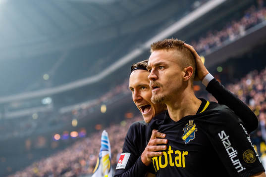 s Kristoffer Olsson och Rasmus Lindkvist jublar