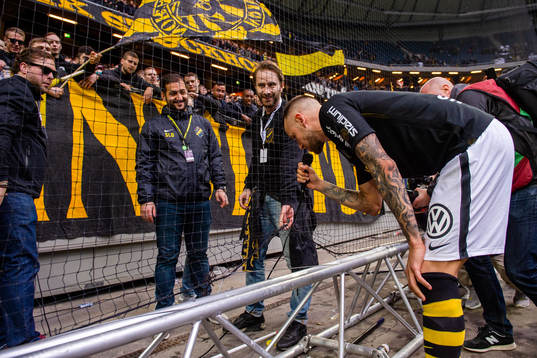 s Alexander Milosevic jublar med publiken