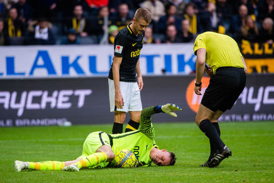 s målvakt Oscar Linnér har ont