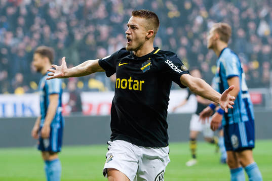 s Rasmus Lindkvist jublar