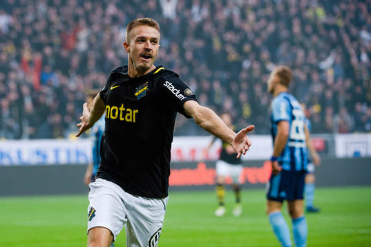 s Rasmus Lindkvist jublar